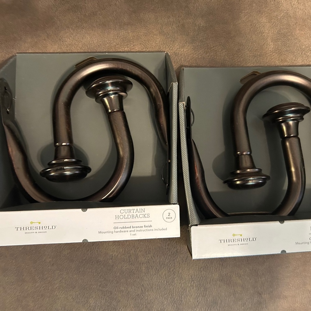 Threshold curtain holdbacks